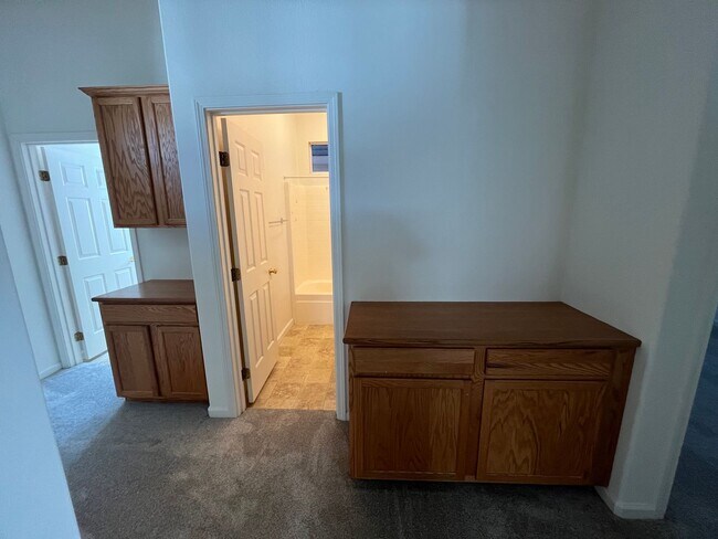 Foto del edificio - 4BR | 2BA | 2060SF | 3 Car Garage - Tenant...