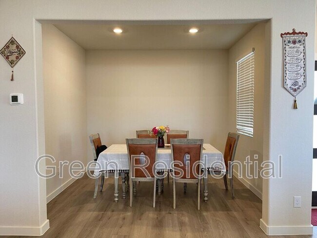 Foto del edificio - 14850 Slow River Ave