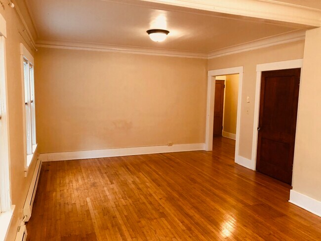 Large living room with walk in closet - 1415 E Republican St