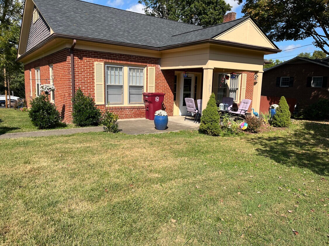 Primary Photo - 1607 W Lakeview Dr