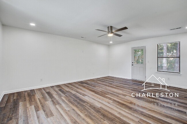 Foto del edificio - 114 Langley Dr