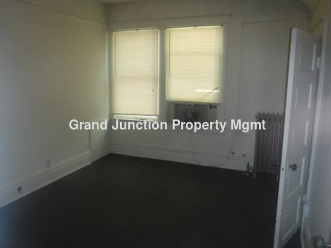 Building Photo - Cute upstairs Apartment in a Victorian Home