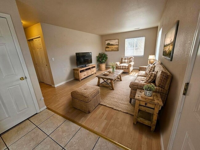 Building Photo - 3/2 Duplex with fenced yard and private courtyard