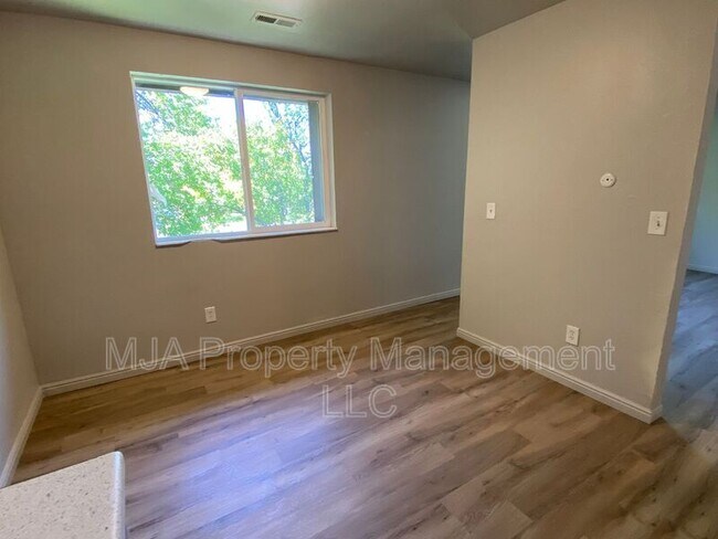 Foto del edificio - 2523 S Lakecrest Dr