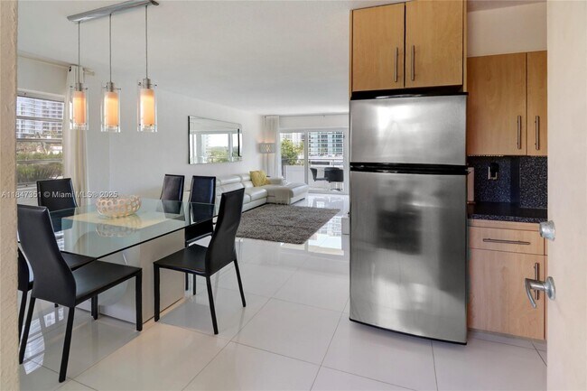 Foto del edificio - 220 Kings Point Dr
