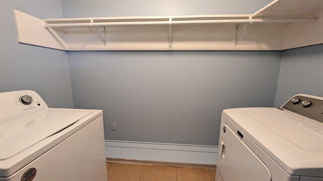 Foto del edificio - 44 W Tri Oaks Ln