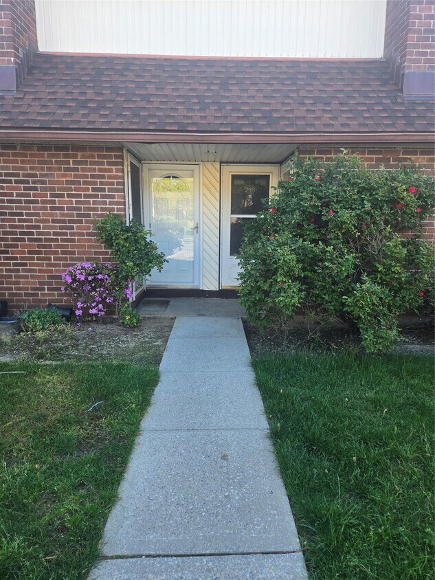Primary Photo - 214 Pointe Cir N