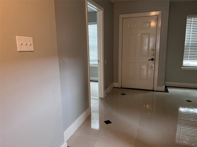 Building Photo - 19818 Lindenwick Ct