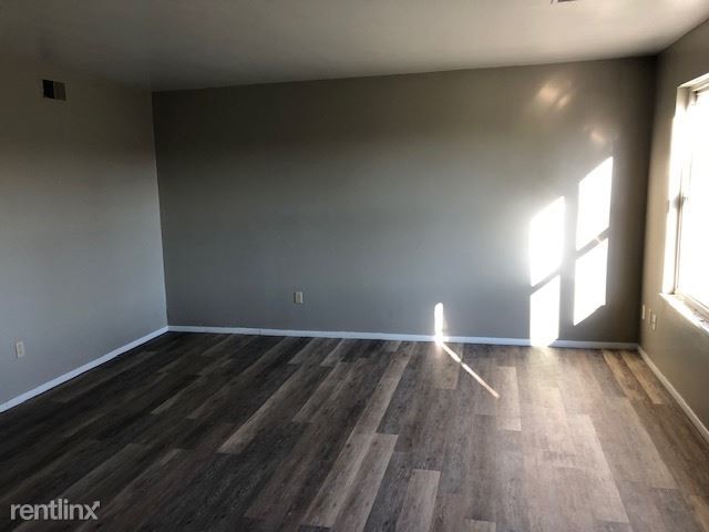 Building Photo - 3 br, 1.5 bath Townhome - 249 Locust Ln