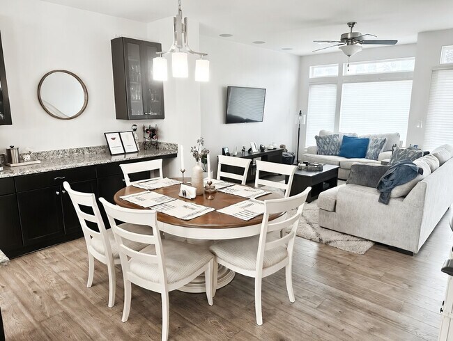 Comedor con muchísimos armarios, además de espacio extra en la encimera, ideal para fiestas. - 1247 W 75th St