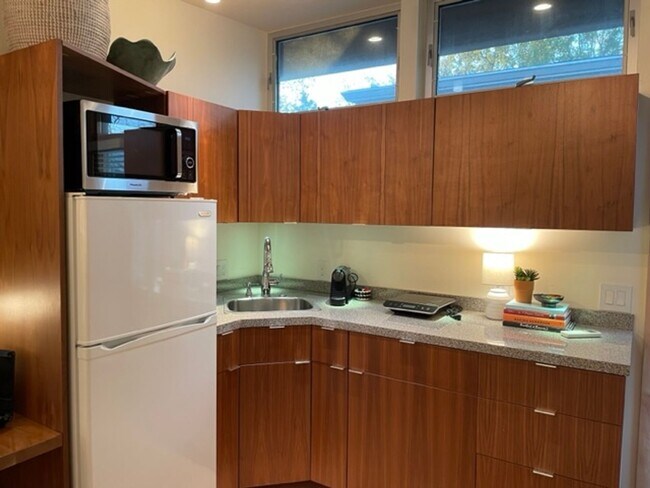 Foto del edificio - ENFIELD! GORGEOUS NEWER BUILD GARAGE APARTMENT STUDIO WITH GORGEOUS TREE HOUSE FEEL