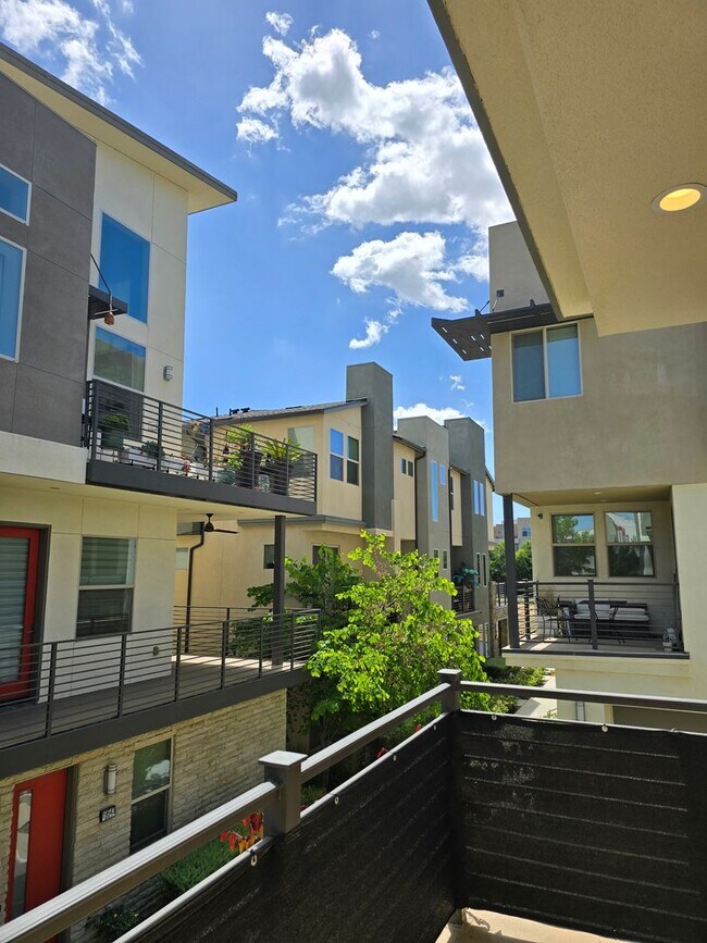 Foto del edificio - Breathtaking 4-bedroom, 3.5-bathroom townh...