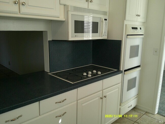 Foto del edificio - 390 S Almond St