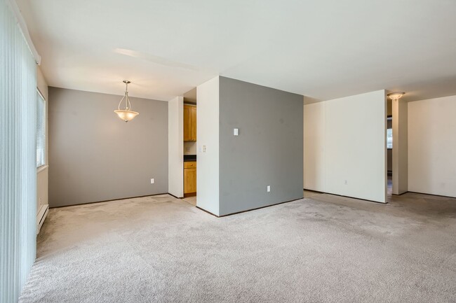 Building Photo - Fabulous Top Floor End Unit 1 Bed 1 Bath N...