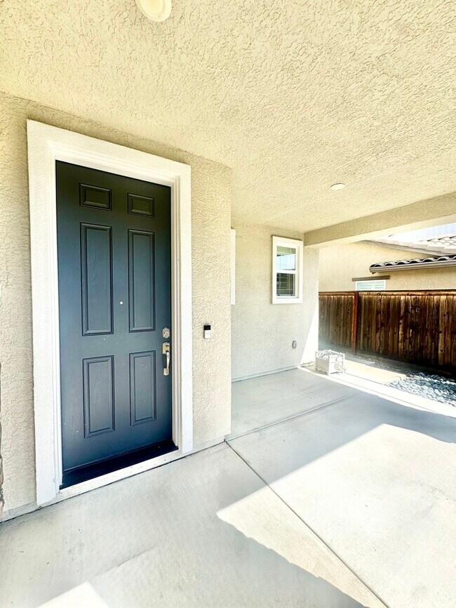 Building Photo - Stunning 5BR Home with Pool, Loft & 3-Car Garage!