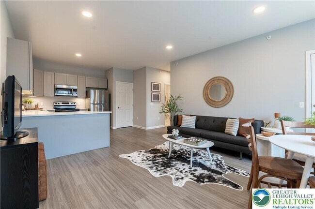 Building Photo - 948 N Front St