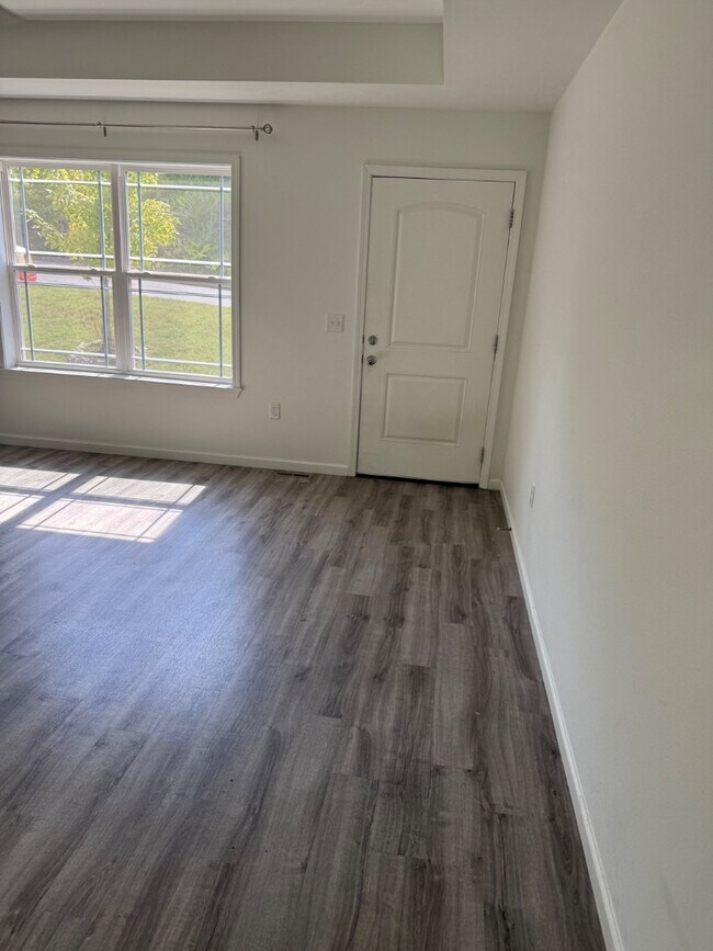 Foto del edificio - 204 Whispering Meadows Pkwy