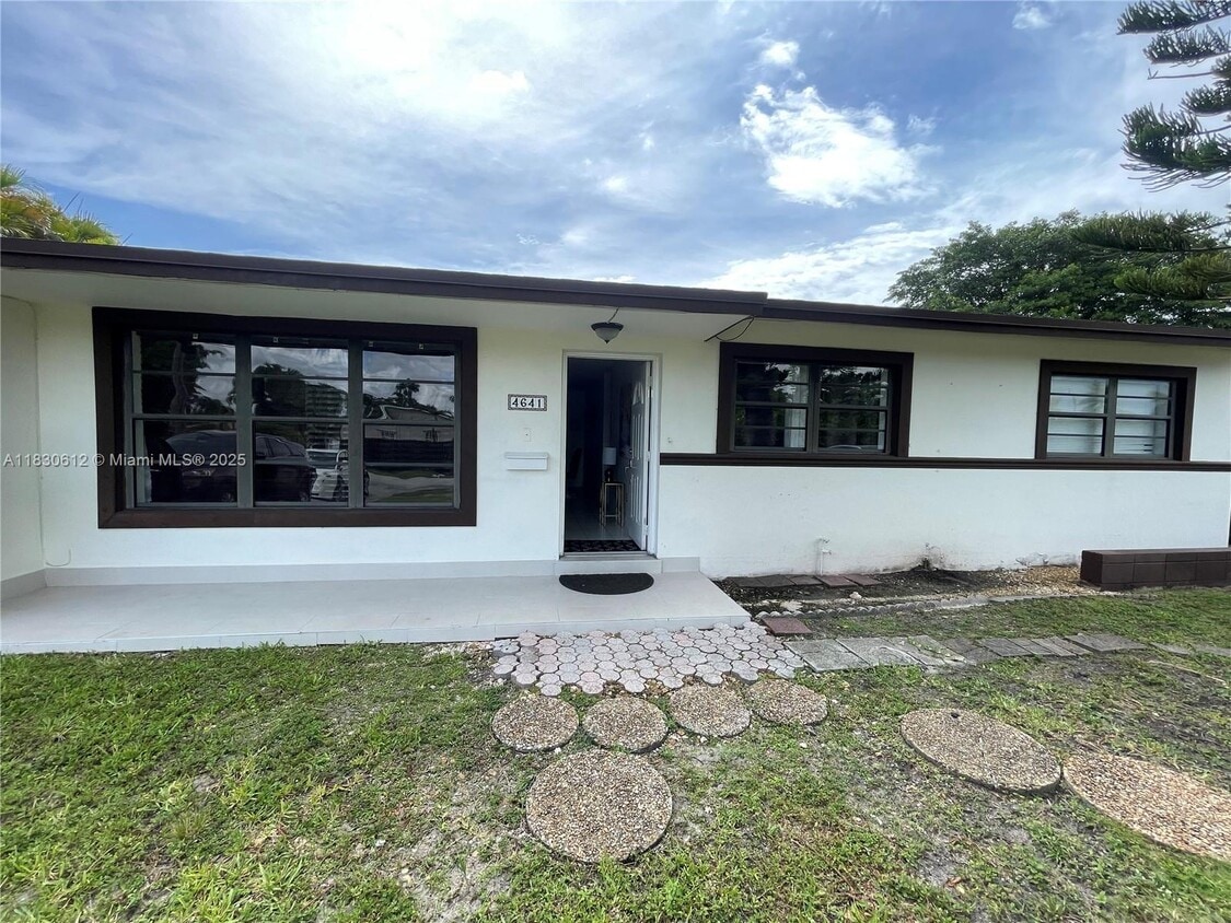 Primary Photo - 4641 SW 104th Ct