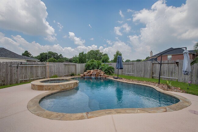 Building Photo - 2110 Stonehollow Ct