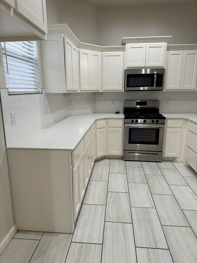 Building Photo - Two bedroom two bath home with a study.