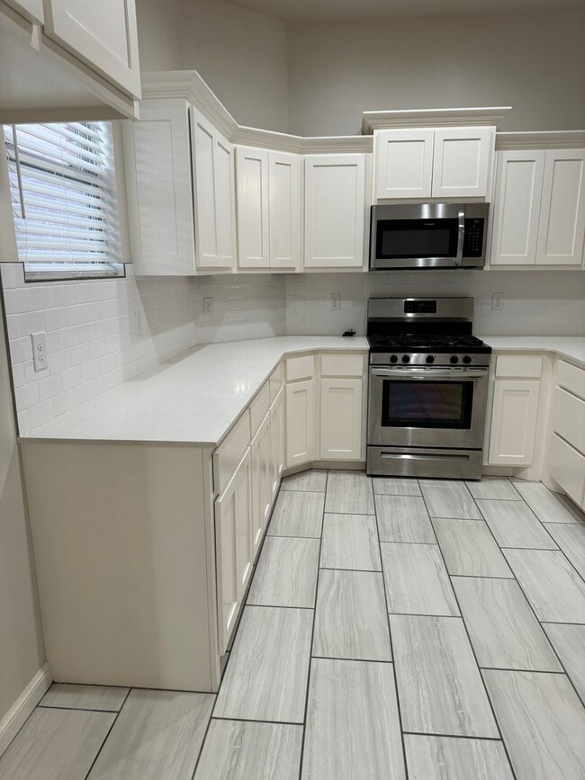 Foto del edificio - Two bedroom two bath home with a study.