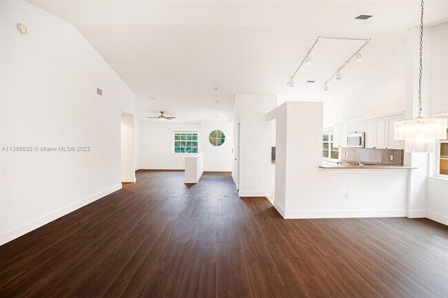 Building Photo - 9637 Shadybrook Dr