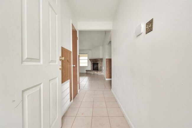 Building Photo - 635 Coolwood Dr