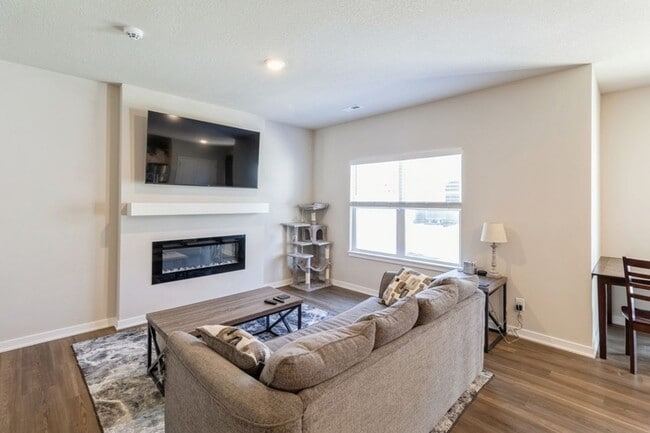 Building Photo - PRIVATE POOL & CLUBHOUSE!! 3 Bedroom, 2.5 Bathroom Townhome in Ankeny!