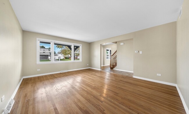 Living room - 5413 138th St