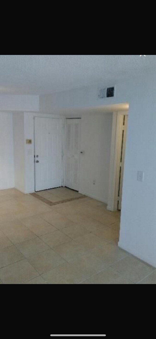 Foto del edificio - 1749 Village Blvd