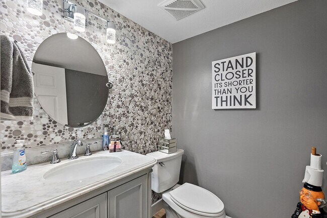 Foto del edificio - Two Bedroom/Two and a half bath gated townhome.