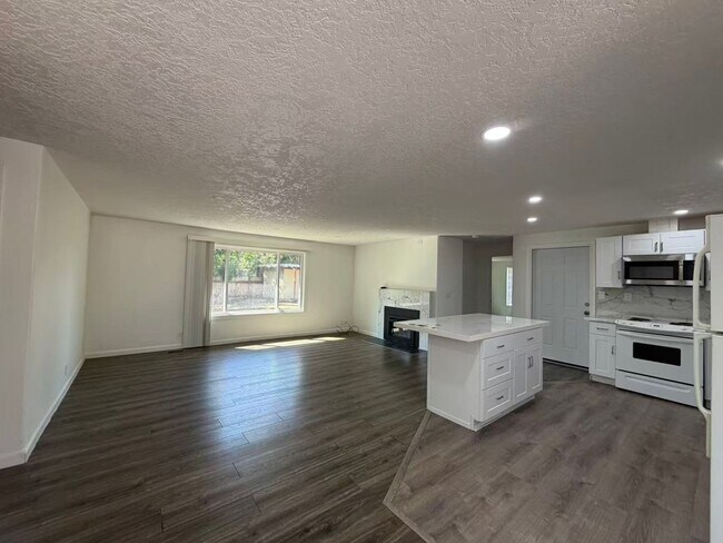 Foto del edificio - 1670 NW Maple Ave