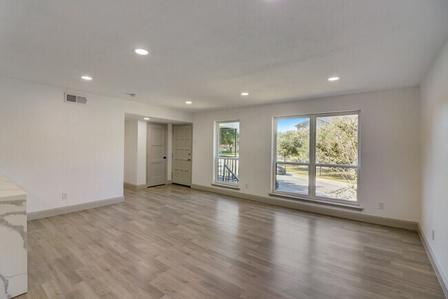 Foto del edificio - 6060 Birchbrook Dr