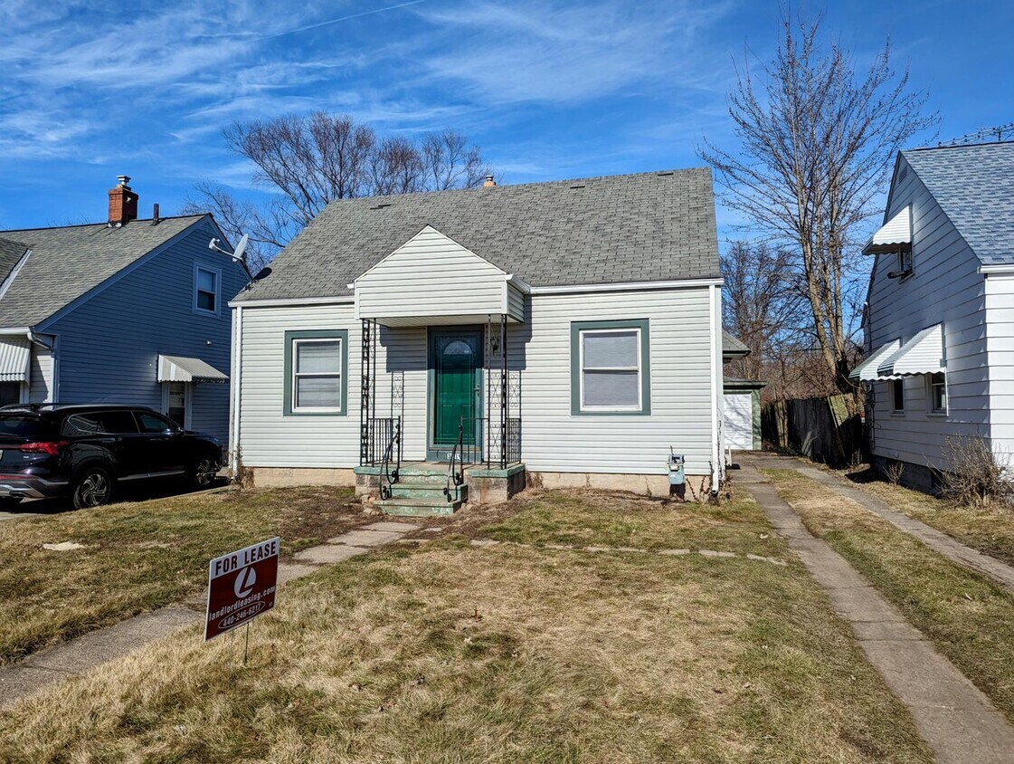 Primary Photo - Inviting Cape Cod: New Flooring, Updated F...