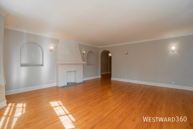 Building Photo - 7447 N Hoyne-2