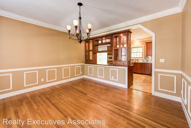 Building Photo - 5 br, 3.5 bath House - 123 Westview Lane