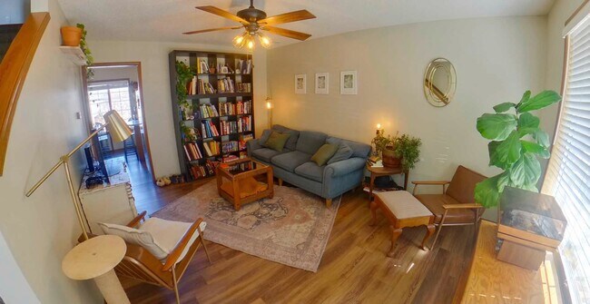 Foto del edificio - 3D Tour Available - Fenced in + Recently Updated + Washer & Dryer + Pet Friendly! Available May 1st!