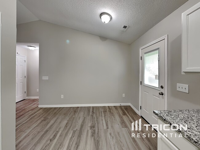 Foto del edificio - 2437 River Chase Dr