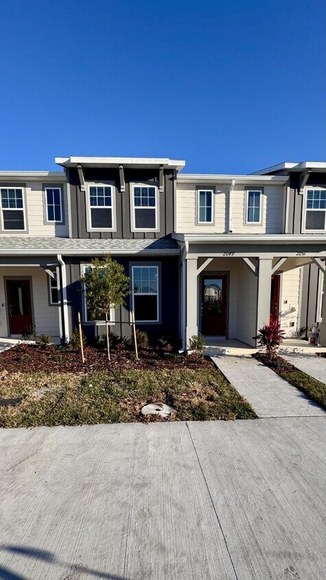 Foto principal - Brand New Townhome in Kissimmee, FL – $2,2...