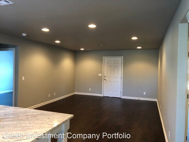 Foto del edificio - 3 br, 2 bath House - 327 E. Will Rogers Blvd.