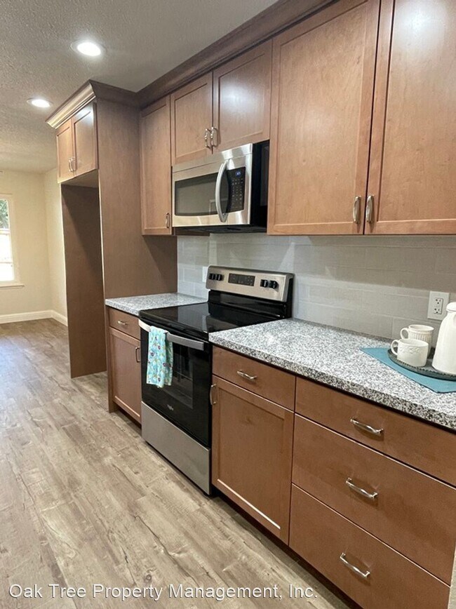 Foto del edificio - 3 br, 2 bath House - 298 W. Magill Avenue