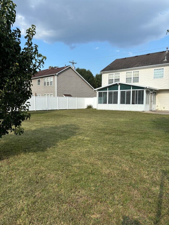 Foto del edificio - Get it before it's gone! 4 br, w/fenced in...