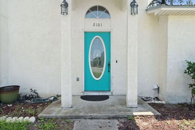 Building Photo - For Lease - 3 BR | 2 BA Furnished Corporat...