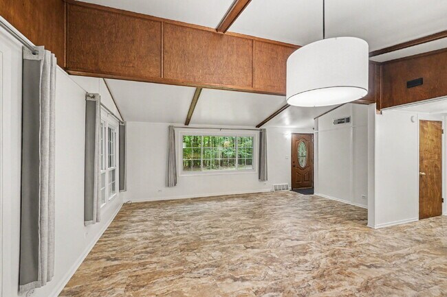 Foto del edificio - 3-Bedroom Duplex with Finished Basement & Central Air $1600/month