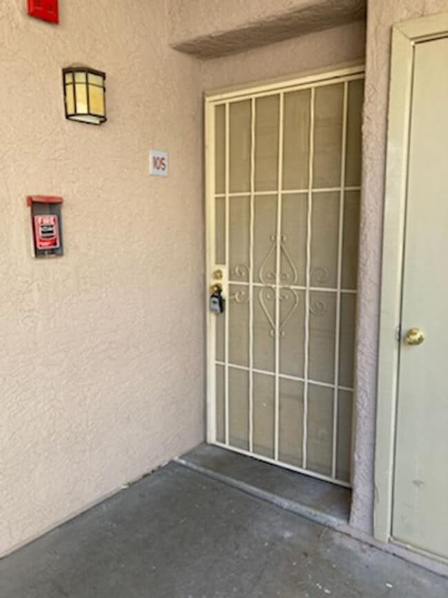 Building Photo - 2060 Mesquite Ln