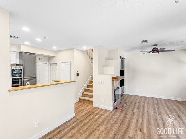 Foto del edificio - Stunning 3BD/2.5BA Townhouse in Eastlake W...