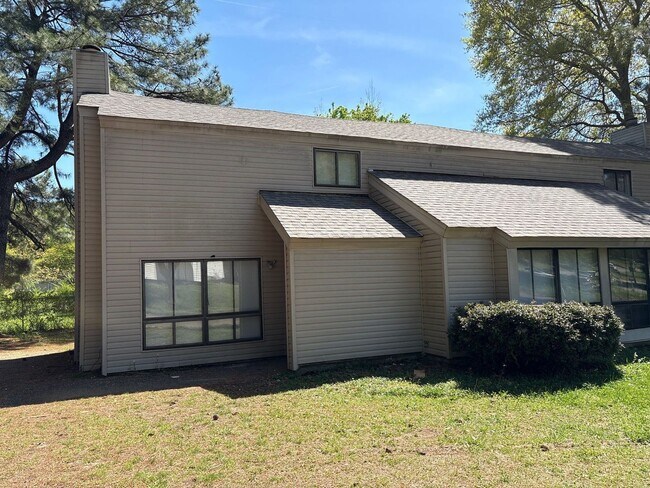 Foto del edificio - Newly Refreshed 3 bedroom 2 bath duplex