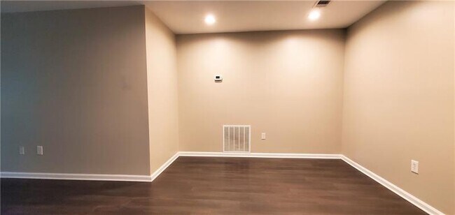 Building Photo - 3312 Pine Heights Dr NE