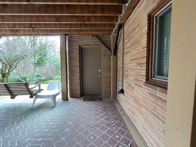 Foto del edificio - Spacious 1 Bedroom ADU Featuring Soaking Tub, Rain Shower, and Treeline Views