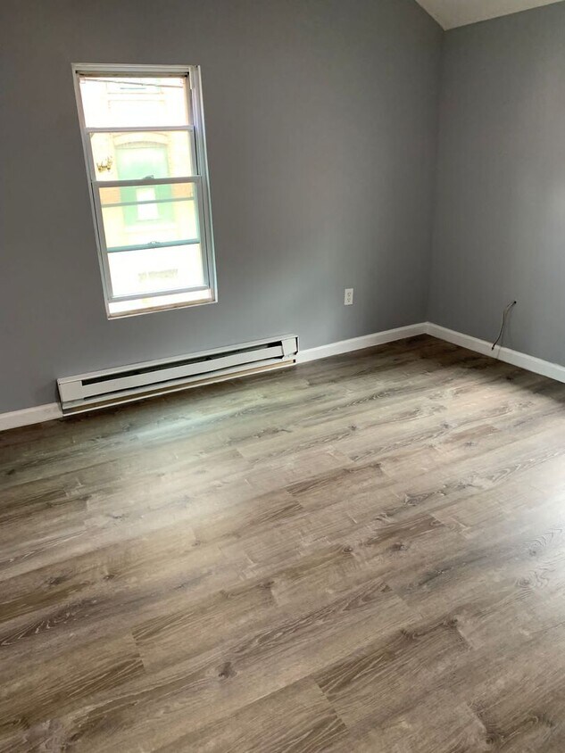 Building Photo - Updated 2 bedroom single family house on q...